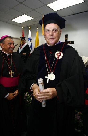 Cardenal Amigo Vallejo es investido como honoris causa de la Usma