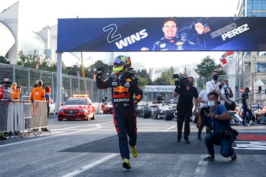 El mexicano Sergio Pérez reina en el caos del Gran Premio de Azerbaiyán