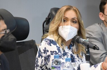 Yanibel Ábrego, funcionarios a su servicio y de su familia