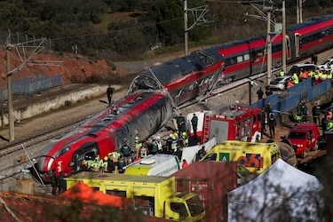 Cómo ocurrió el accidente y otras 4 preguntas clave sobre el fatal descarrilamiento y choque de trenes en España