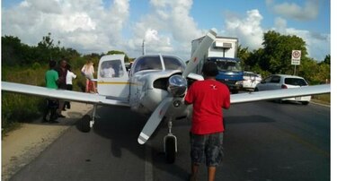 Video: Avioneta con turistas aterriza de emergencia en autopista de Punta Cana