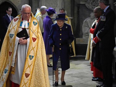 La reina Isabel II es vista en público con un bastón