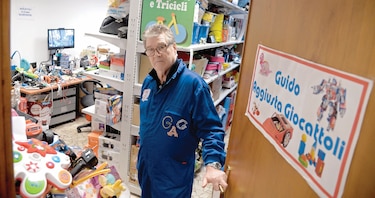 Un Geppetto ‘reparajuguetes’ alegra a los niños pobres