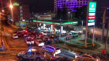 Escasez y alza de gasolina encienden el fin de año en México