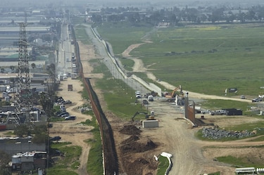 Biden manda a reforzar el muro fronterizo en una de las áreas donde más cruzan los migrantes
