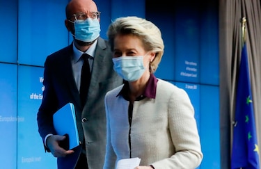 Líderes de la Unión Europea evalúan restricciones a viajes no esenciales para frenar la pandemia