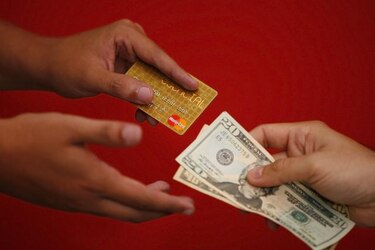 Deudas en tarjetas de crédito bancario crecen a mil 351 millones de dólares