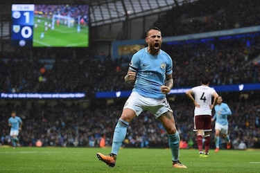 El City golea al Burnley, United pierde ante Huddersfield