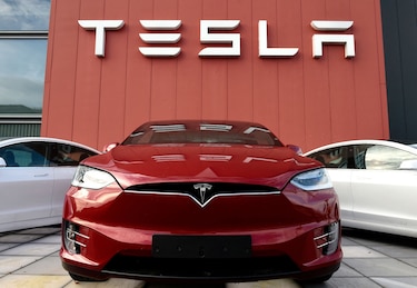 Tesla obtiene ganancia récord de 5,500 millones de dólares en 2021