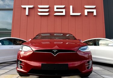 Tesla obtiene ganancia récord de 5,500 millones de dólares en 2021