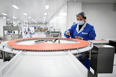 Brasil recibe de China el primer lote con 120,000 dosis de la vacuna CoronaVac