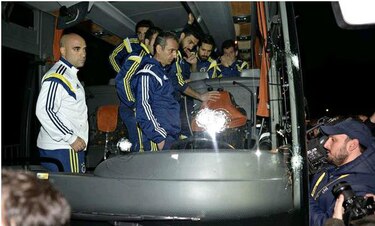 Autobús del Fenerbahce es tiroteado
