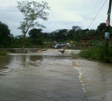 Sinaproc cierra puente sobre el río Sabana; moradores se quejan