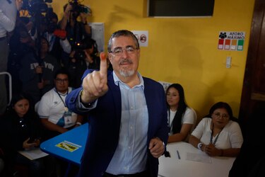 El académico Bernardo Arévalo de León gana la elección presidencial en Guatemala