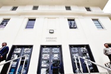 Botan a juez que alegó presiones