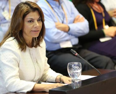 Laura Chinchilla pide 'comprensión' por escasa alza salarial