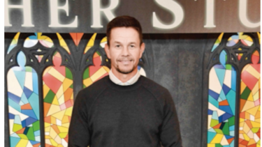 Mark Wahlberg se transforma para  ‘El milagro del padre Stu’.