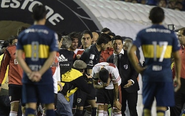 Procesan a cuatro hinchas de Boca Juniors por arrojar gas tóxico a jugadores del River Plate