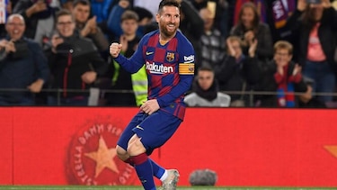 Un triplete de Messi permite al Barcelona mantener el liderato