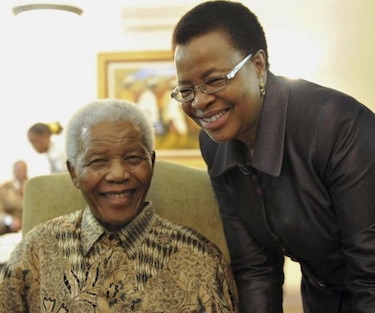 Las memorias de la asistente de Mandela revelan el acoso que sufrió su viuda