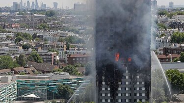 Al menos seis muertos en un gran incendio en Londres