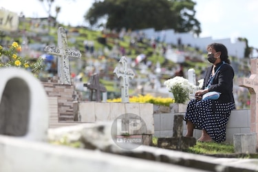 Flores y dolientes en los cementerios de Panamá por el Día de los Difuntos