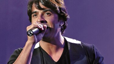 Luis Fonsi comparte las playas de su país