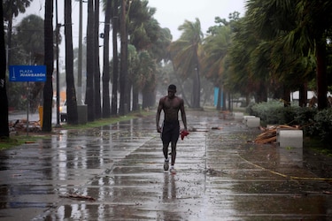 Huracán Isaías gana fuerza en el Caribe rumbo a Florida, epicentro de la pandemia de Covid-19