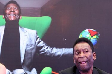 Pelé considera 'banal' que un hincha lanzara un plátano contra Dani Alves
