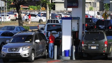 Bajan los precios de las gasolinas y el diésel se mantiene