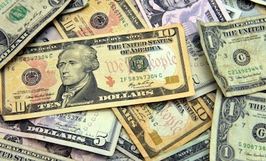 Baja dólar estadounidense por débiles datos de empleo en EU