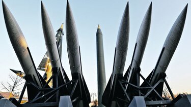 Corea del Norte lanza tres misiles balísticos
