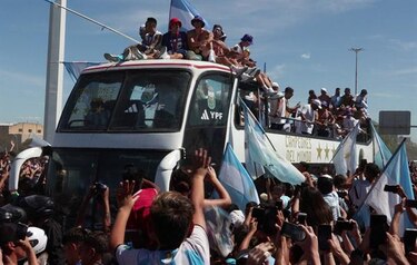 Dos hinchas se arrojaron desde un puente al bus de la ‘Scaloneta’