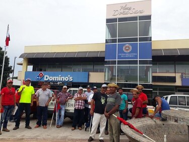 Obreros protestan frente a oficinas de la Contraloría en Chitré por pago de prestaciones adeudadas