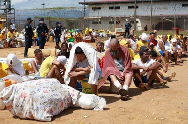 Requisa en La Joya: tres pistolas, municiones, 100 celulares, droga y $3 mil en efectivo fueron decomisados