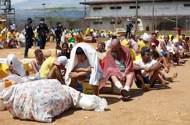Requisa en La Joya: tres pistolas, municiones, 100 celulares, droga y $3 mil en efectivo fueron decomisados