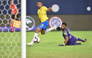 Brasil doblega 2-0 a Arabia Saudita