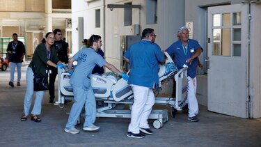 Un misil de Irán impacta un hospital del sur de Israel y el ejército israelí bombardea un reactor nuclear iraní