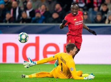 El campeón Liverpool sobrevive y avanza junto al Napoli a los octavos de la Champions