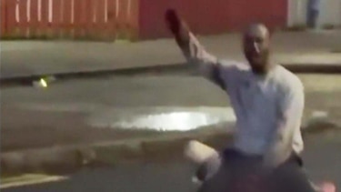‘Un escenario apocalíptico’: el brutal ataque con cuchillo a un hombre que desató violentas protestas en Belfast