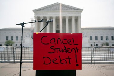 Biden anuncia un plan B para perdonar los préstamos a millones de universitarios