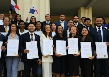 Entregan credenciales a diputados que resultaron electos el 5 de mayo pasado