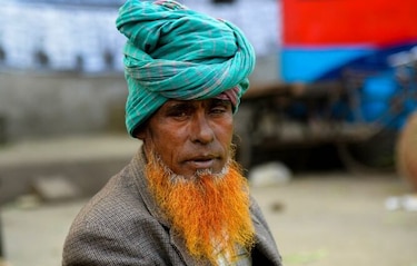 Las barbas tan naranjas como el fuego causan furor en Bangladés