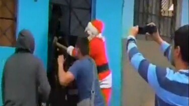 Policías se disfrazan de papá Noel para capturar a traficantes de droga en Perú
