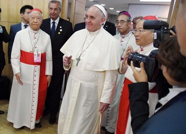 Papa Francisco insta al diálogo entre las dos Coreas al llegar a Seúl