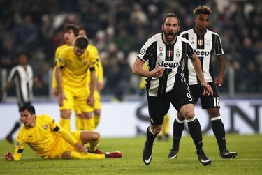 Higuaín certifica el liderato de grupo del Juventus