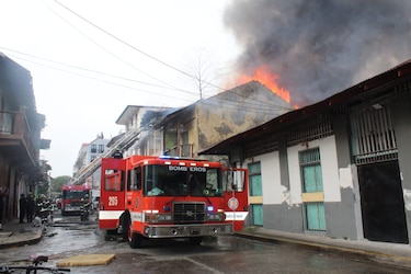 Se incendia viejo caserón en calle 13 de Santa Ana