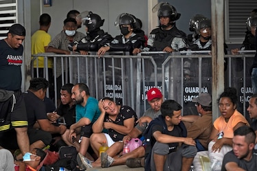 Migrantes están a la espera de negociar con las autoridades mexicanas sus salvoconductos