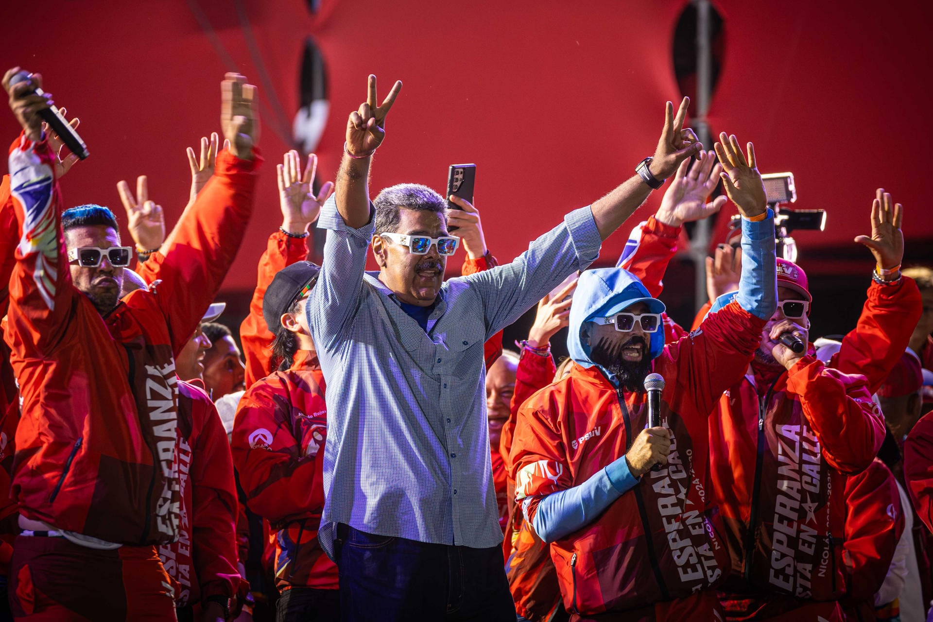 El presidente de Venezuela y aspirante a la reelección, Nicolás Maduro, saluda a los asistentes al cierre de su campaña este jueves, en Caracas (Venezuela). EFE/ Henry Chirinos