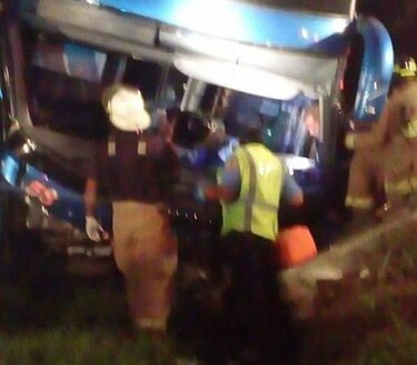 Autobús de la ruta David-Panamá se estrella en la vía Interamericana; 23 heridos
